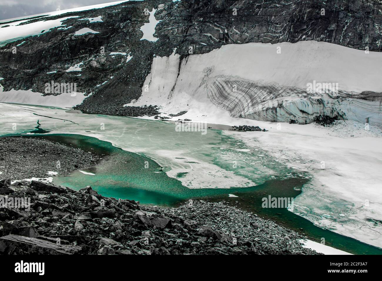 Gletscherwasser am Berg GaldhÃ¸piggen in Norwegen. Stockfoto