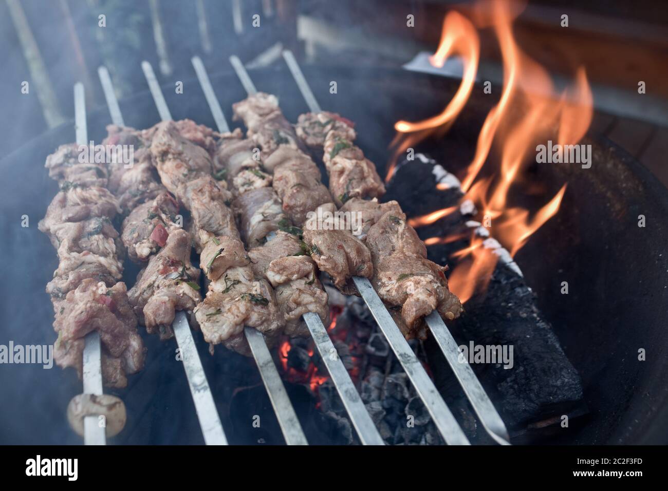 Russisches Schaschlik-Fleisch in Brand Stockfoto
