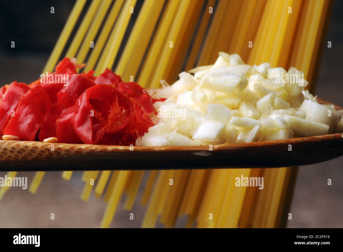 Spaghetti mit Knoblauch, Öl und Paprika Stockfoto
