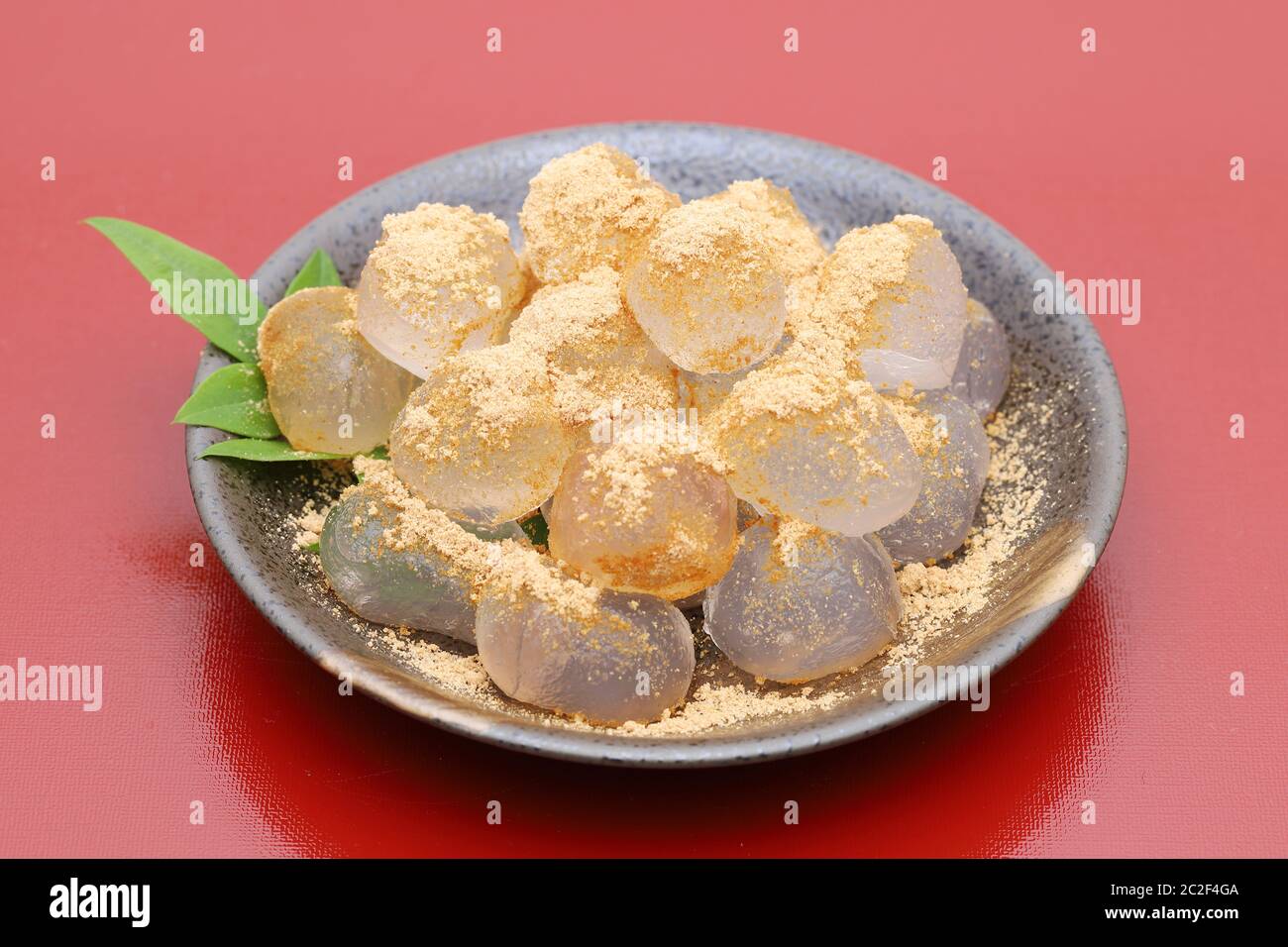 Japanische Süßwaren, Warabi mochi traditionelle Spezialitäten Stockfoto