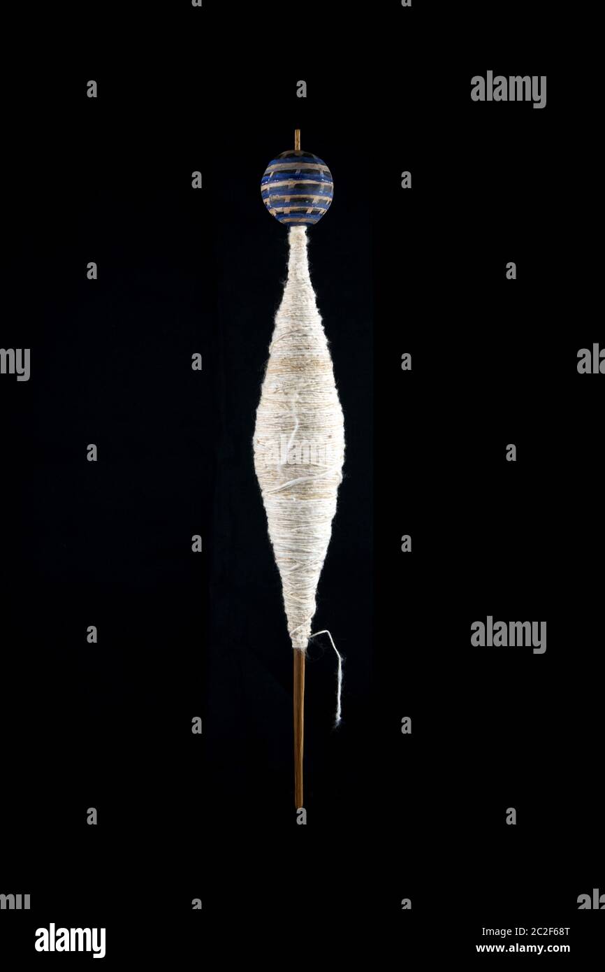 Alte Handspindel für Spinnen Coton und Herstellung Hof auf schwarzem Hintergrund verwendet Stockfoto
