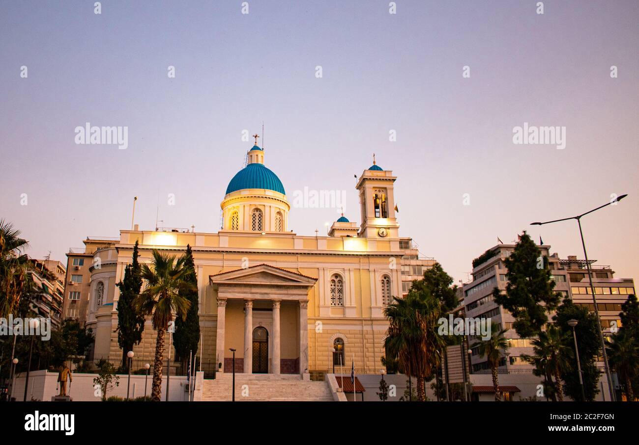 Schöne Kirche an einem Sommerabend im Zentrum von Athen, Griechenland Stockfoto