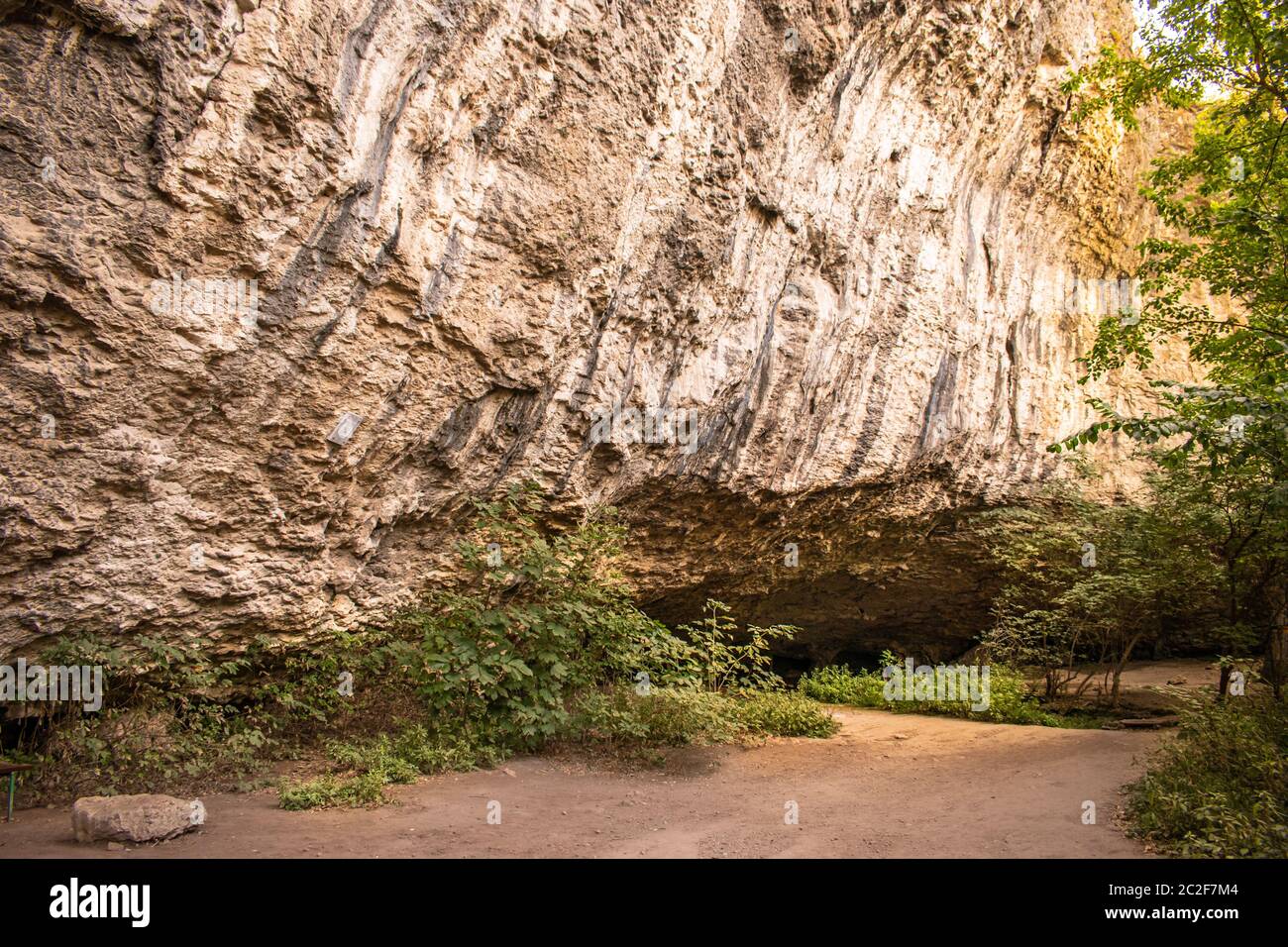 Blick in die Devetashka-Höhle in der Nähe des Dorfes Devetaki und des Flusses Osam in Lovech, Bulgarien. Naturwunder. Eine der größten Karsthöhlen Osteuropas, in der heute fast 30000 Fledermäuse leben Stockfoto