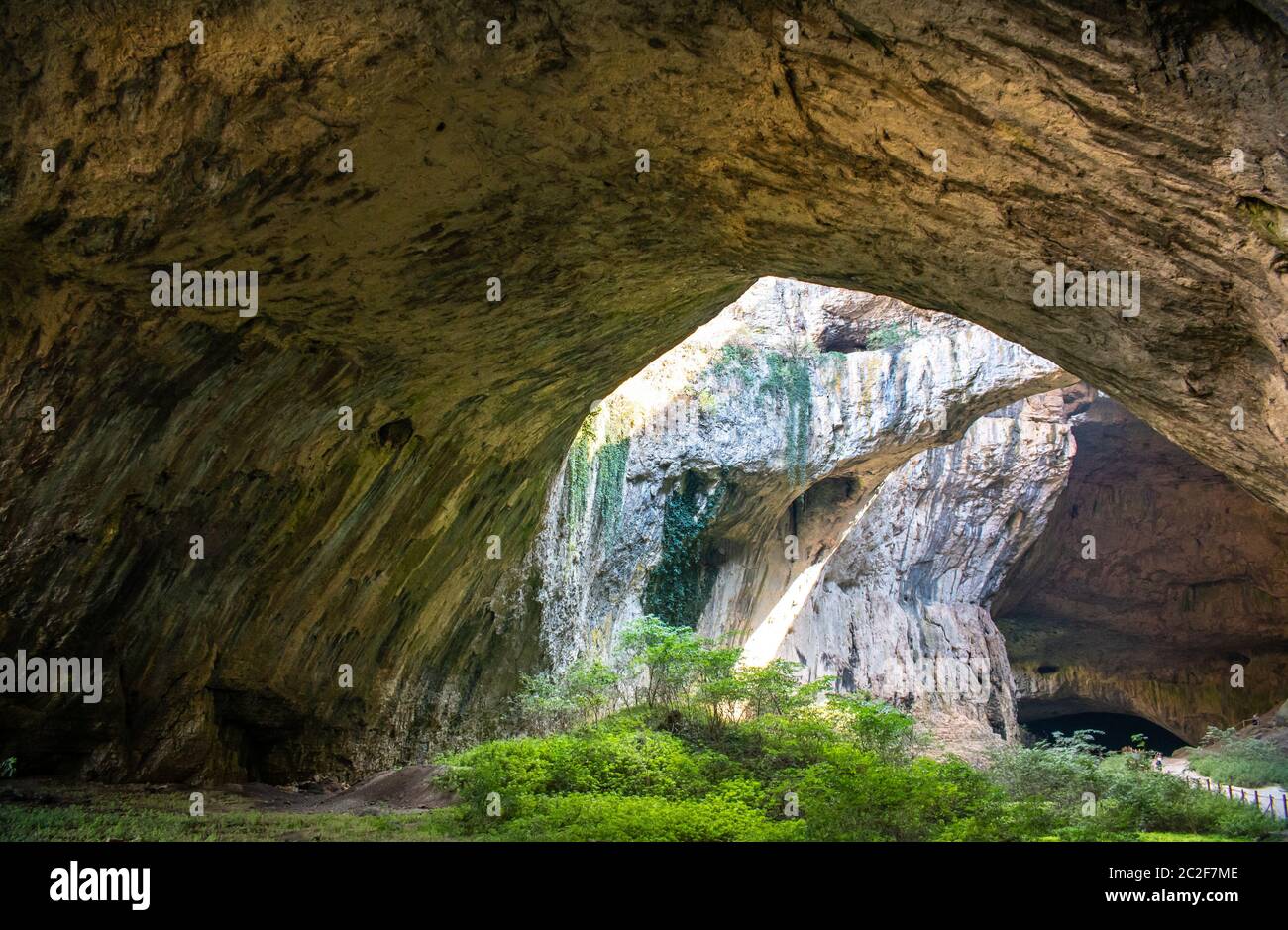 Blick in die Devetashka-Höhle in der Nähe des Dorfes Devetaki und des Flusses Osam in Lovech, Bulgarien. Naturwunder. Eine der größten Karsthöhlen Osteuropas, in der heute fast 30000 Fledermäuse leben Stockfoto