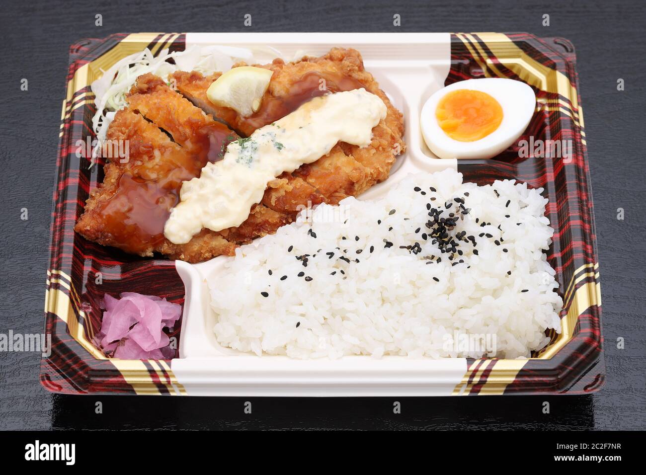 Japanisches Hühnchen-Nanban-Bento-Mittagessen auf schwarzem Hintergrund Stockfoto