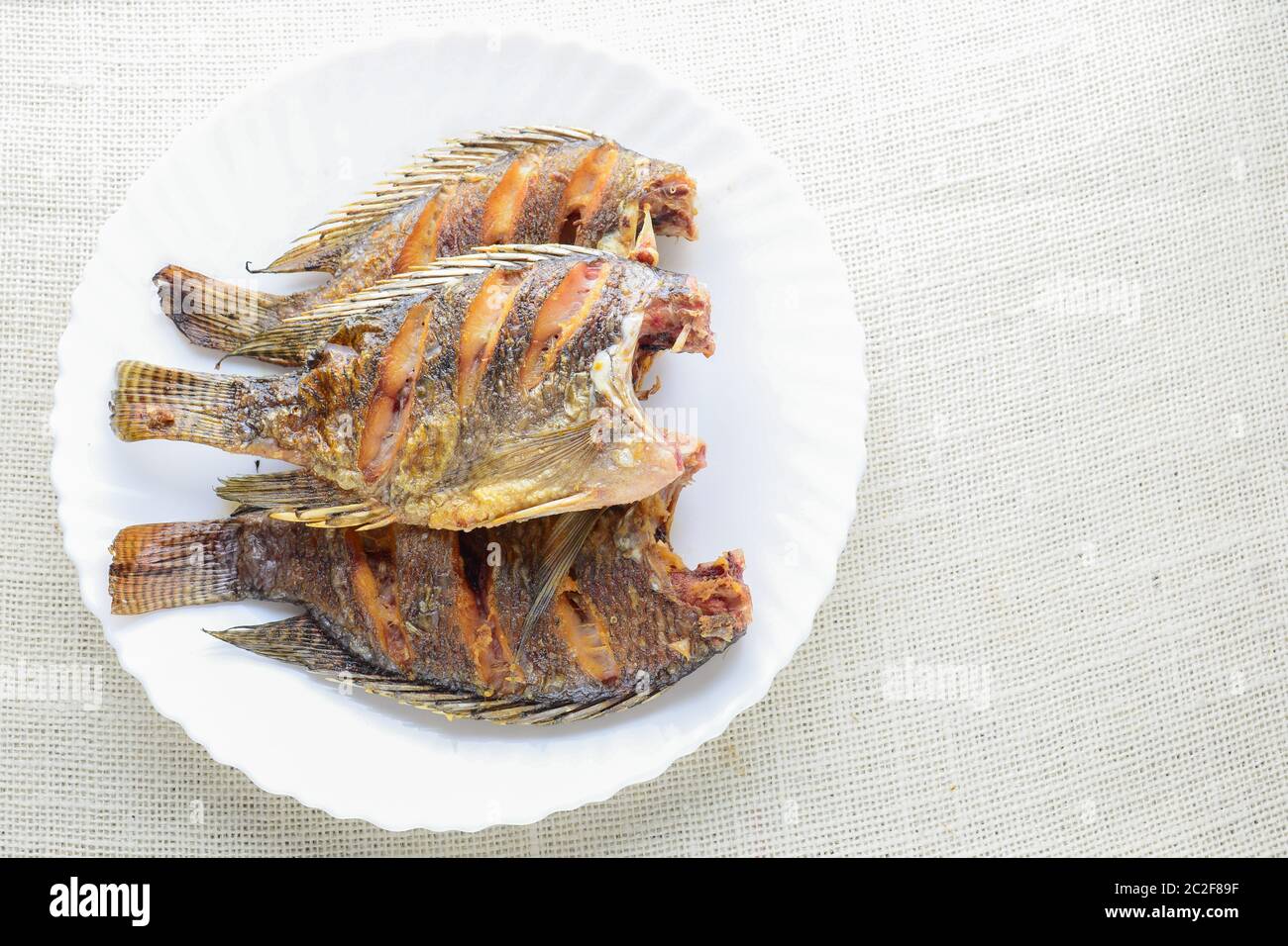 Frittierte Tilapia-fisch mit Fischsauce und Pfeffer Stockfoto
