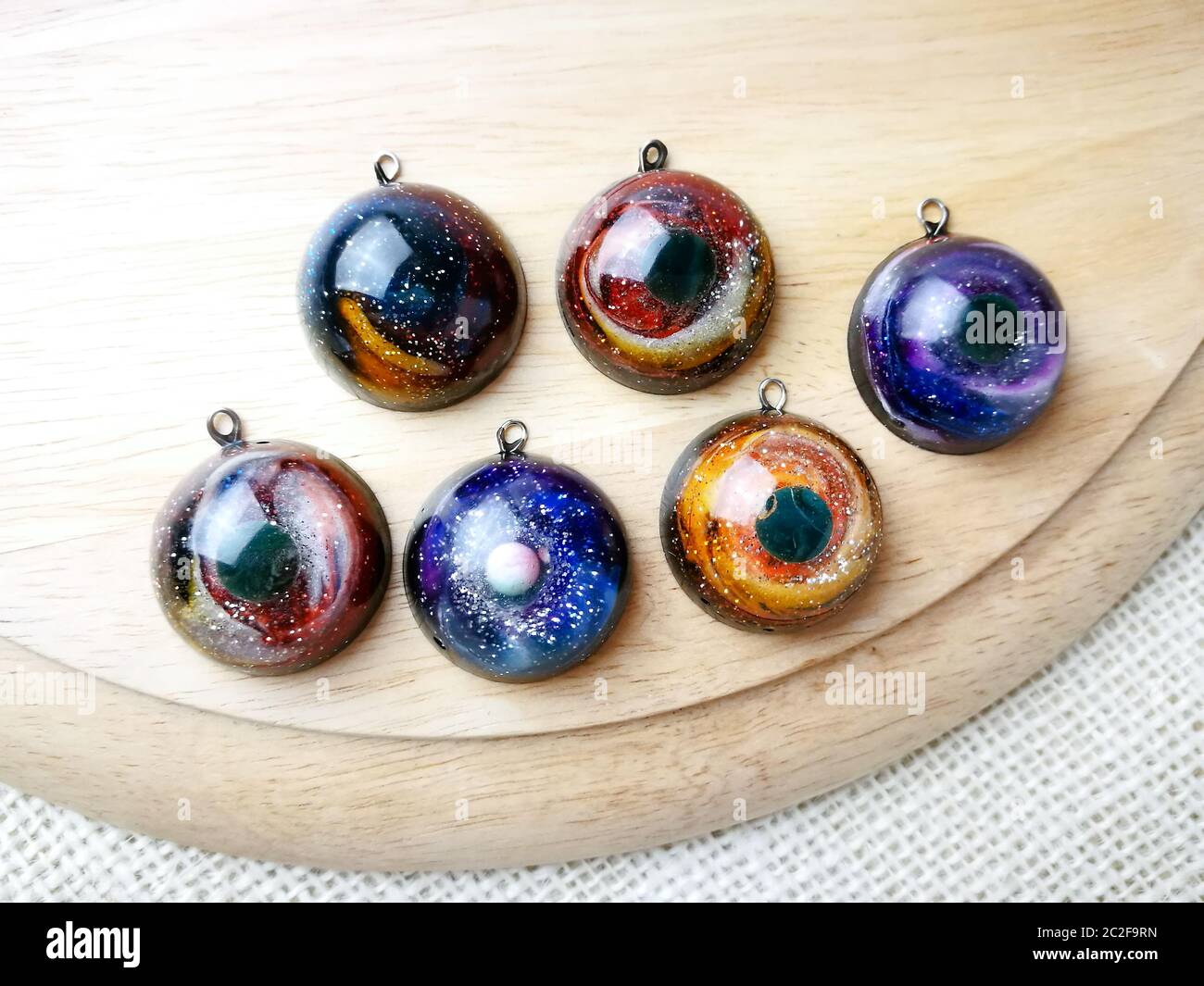 Erstellen Sie Galaxie Getränkeuntersetzer mit Harz, Glitter und Pigmentpulver, handgemachte Artikel. Geeignet für Stockfoto
