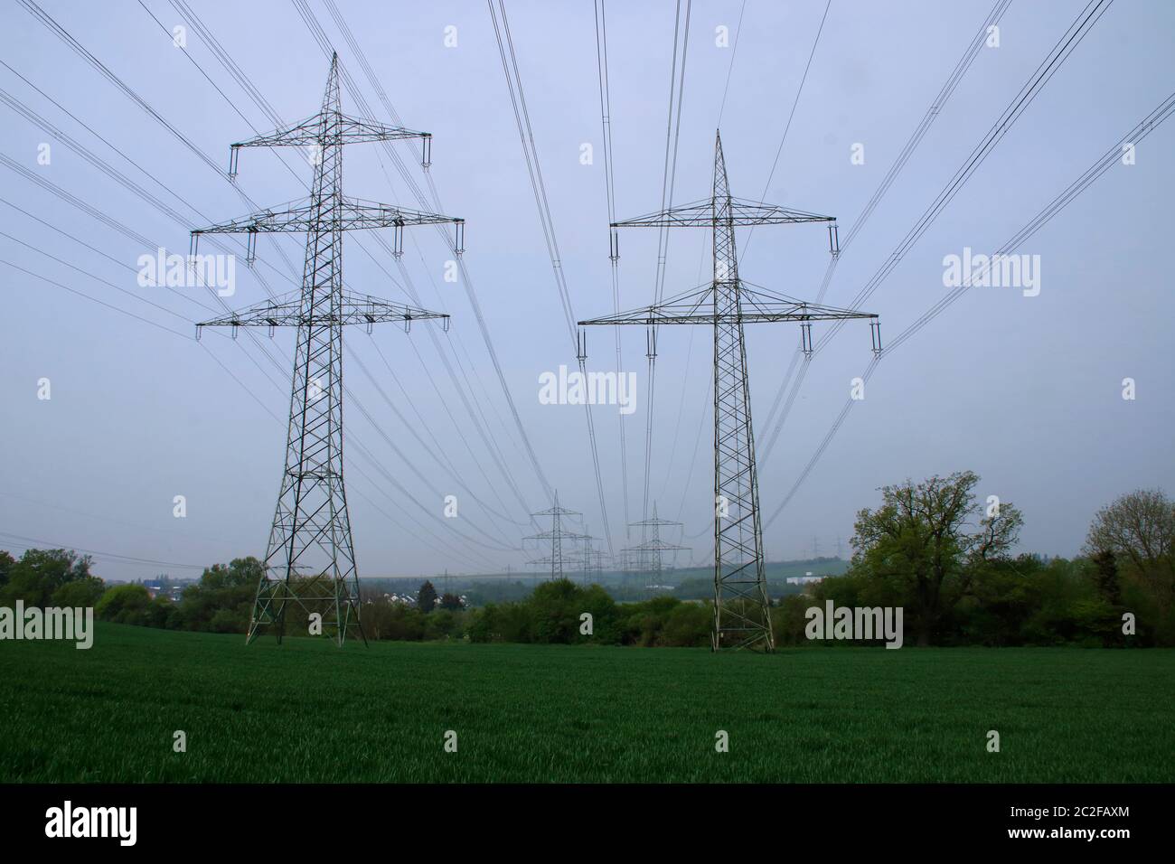 Strommast im feld Fotos und Bildmaterial in hoher Auflösung Alamy