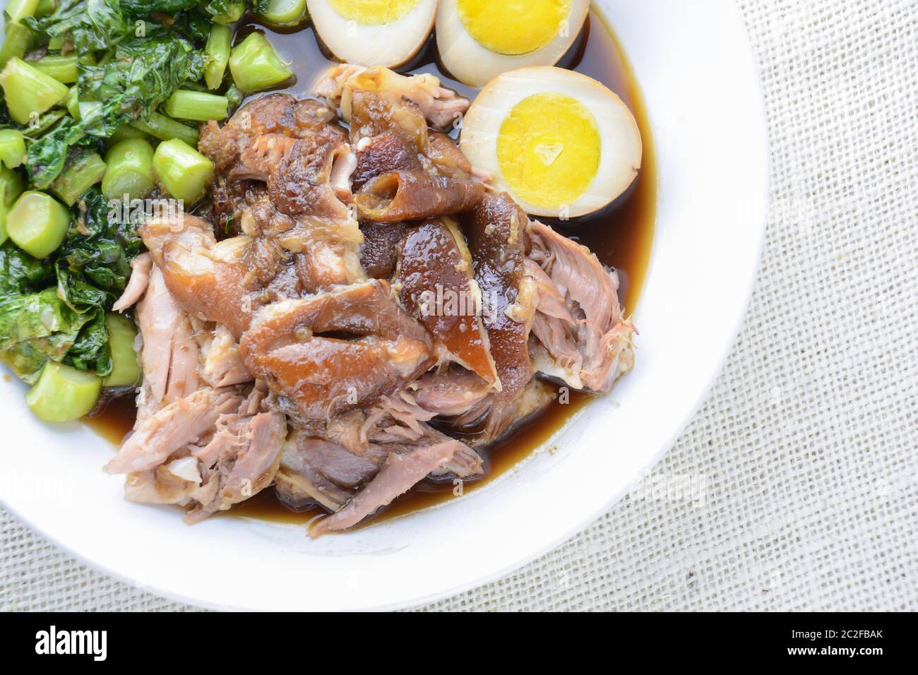Geschmortes Schweinefleisch, ein Gericht mit einem Topf Stockfoto