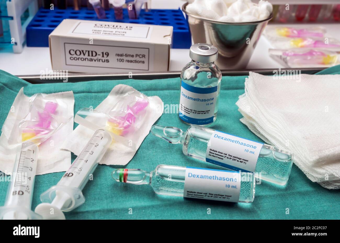 Medizinische Behandlung mit Dexamethason im Krankenhaus, innovative Behandlung für schwerkranke Krankenhauspatienten in Covid-19, konzeptuelles Bild Stockfoto