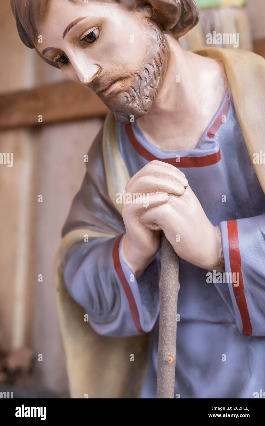 St. Joseph hölzerne Statue in einem traditionellen italienischen Weihnachtskrippe. Close Up. Stockfoto