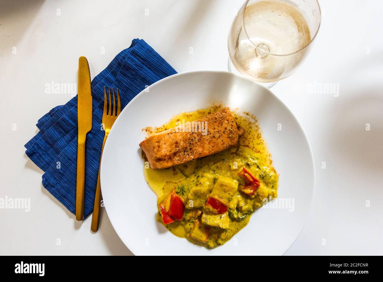 Gegrillter Lachs mit einem Gemüsearrüse Stockfoto