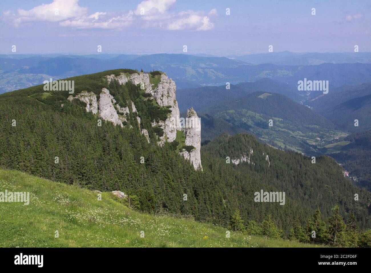 Das Ceahlau-Massiv ist einer der schönsten Berge Rumäniens. Sie würden es ein sehr gutes Wanderziel finden, da es markierte Wanderwege gibt Stockfoto