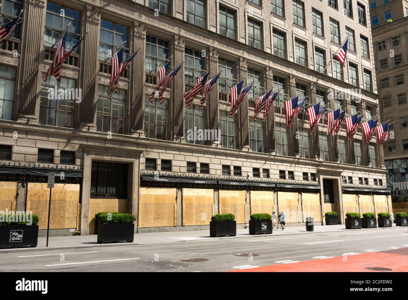 Manhattan-Unternehmen sind alle als Reaktion auf Plünderungen, Unruhen und Vandalismus, Juni 2020, New York City, USA, verladen Stockfoto