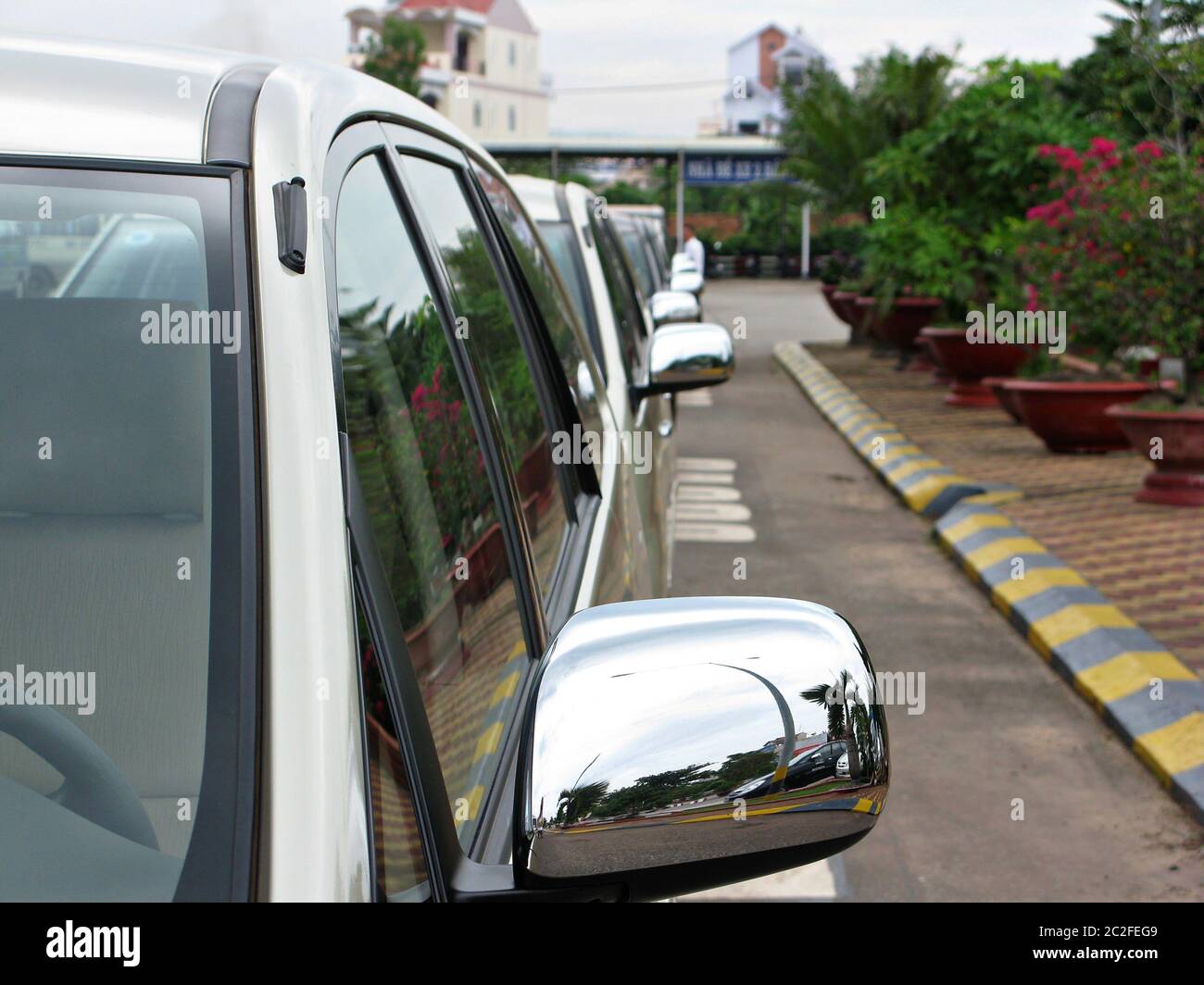 Taxis stehen an der Reihe. Ansicht der Rückspiegel. Stockfoto