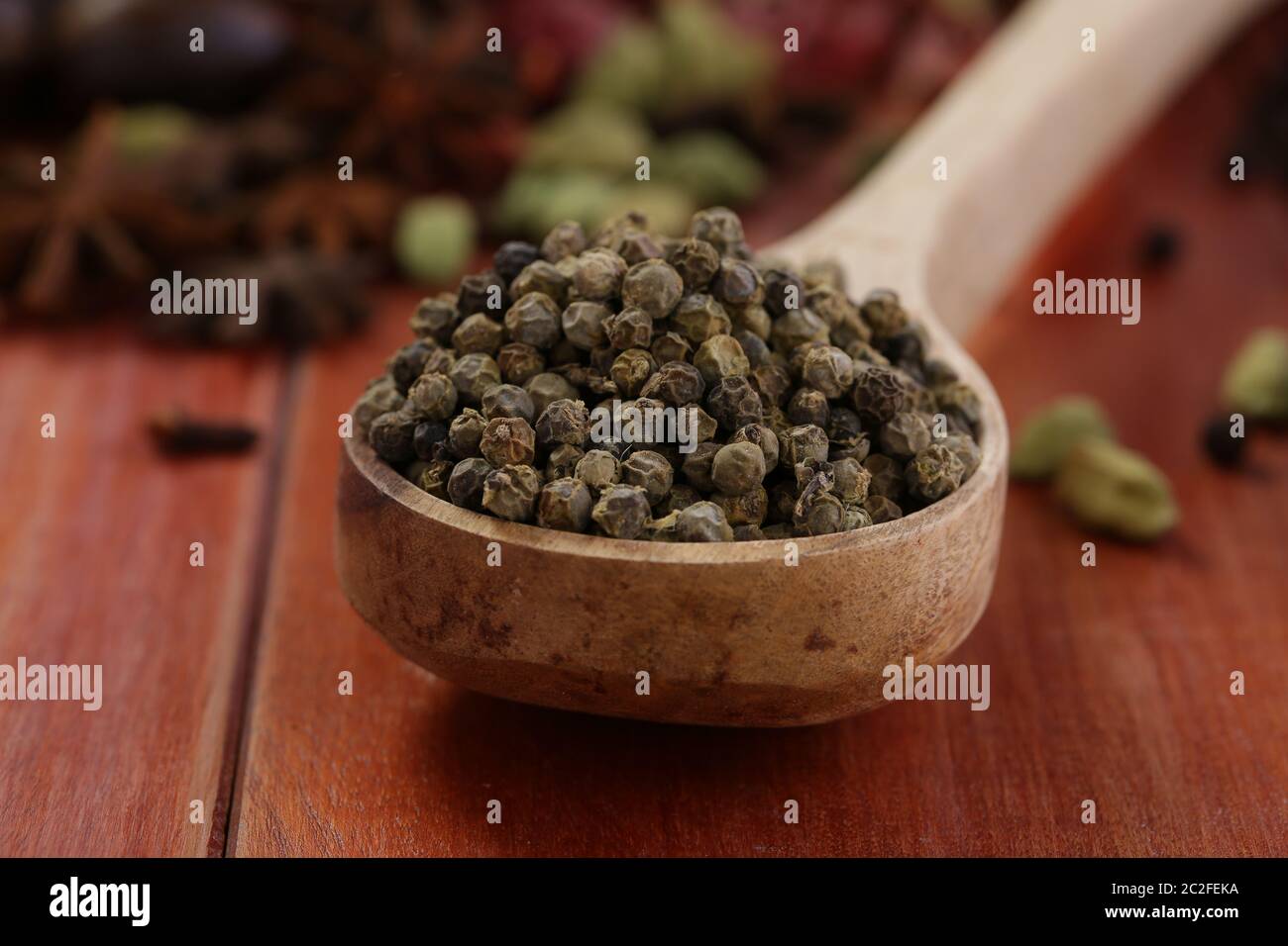 Grüner Pfeffer SPICE Schwarzes Gold von Kerala  auf einem Holztisch angeordnet  selektiver Fokus Stockfoto