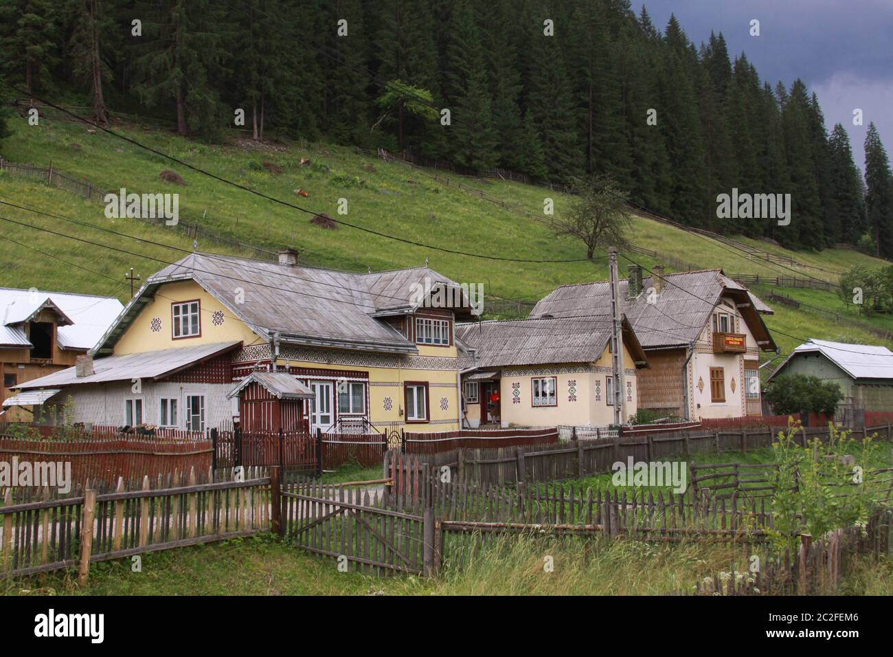 Traditionelle Häuser an der Grenze zwischen Moldawien und Siebenbürgen, Rumänien. Traditionelle Dorfhäuser in den Bergen, in Bicaz Ceahlau Stockfoto