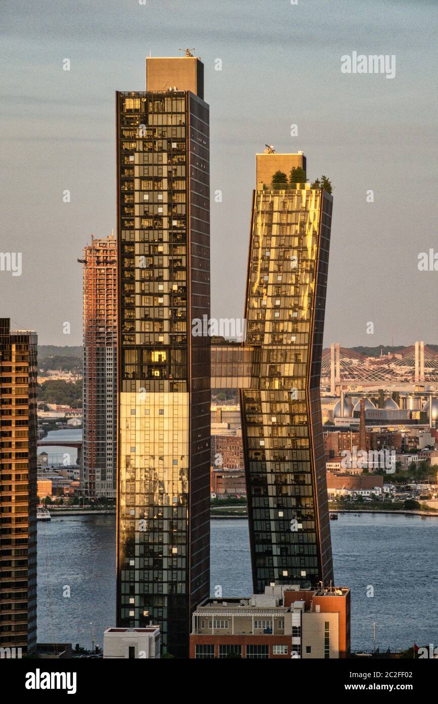 Die American Copper Buildings sind zwei luxuriöse Wolkenkratzer in New York City, USA Stockfoto