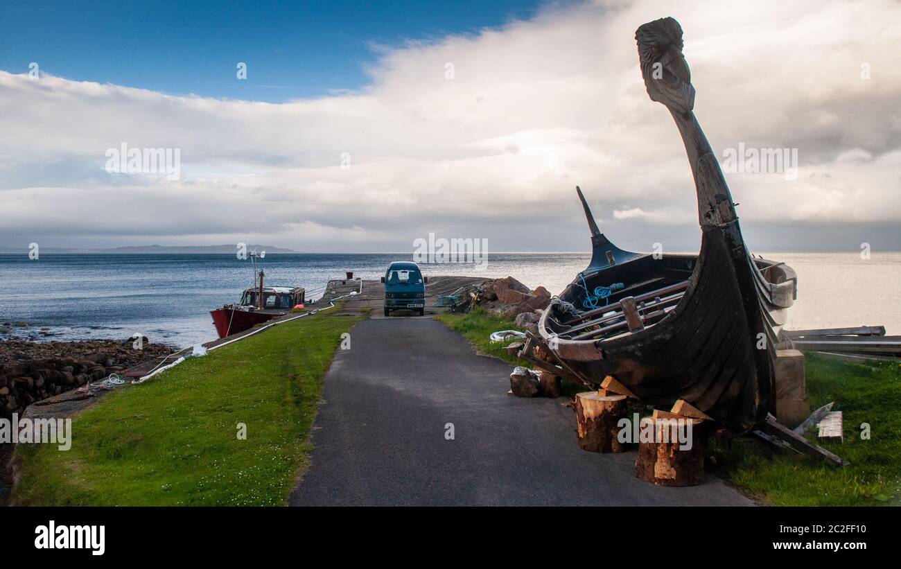 Ein nachgebautes Wikinger-Langboot ruht auf der Uferseite des Corrie Port auf der Isle of Arran, neben dem Firth of Clyde. Stockfoto