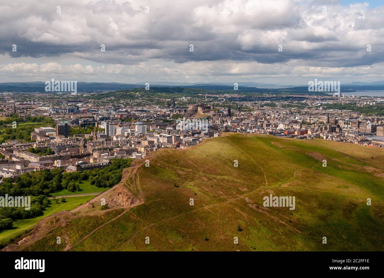 Das Stadtbild von Edinburgh liegt unterhalb von Arthur's Seat und Salisbury Crags im Holyrood Park. Stockfoto