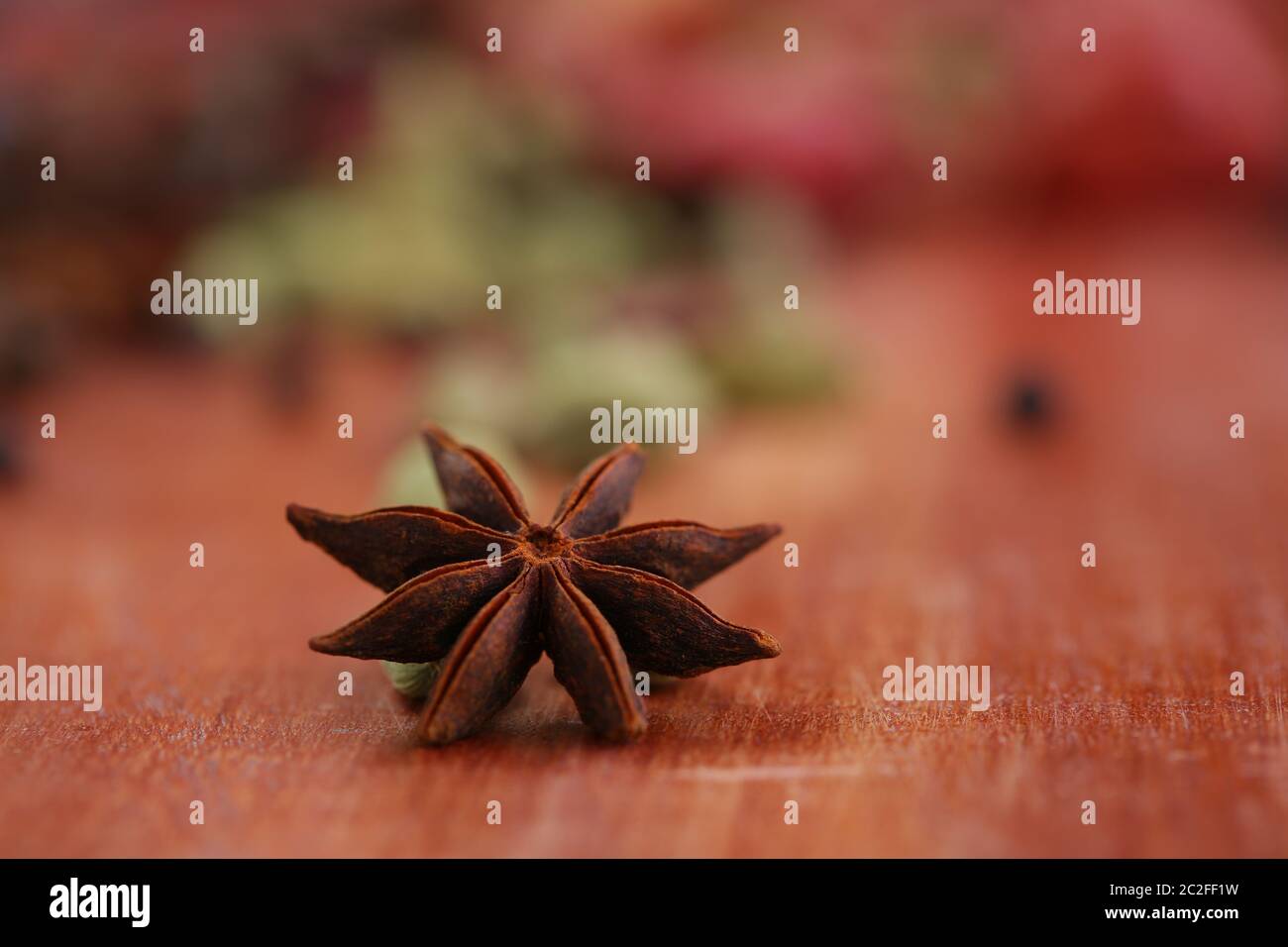 Sternanis Sternform Gewürz in Garam Masala verwendet, ein indisches Gewürz in einem hölzernen Hintergrund angeordnet, selektive Fokus Stockfoto