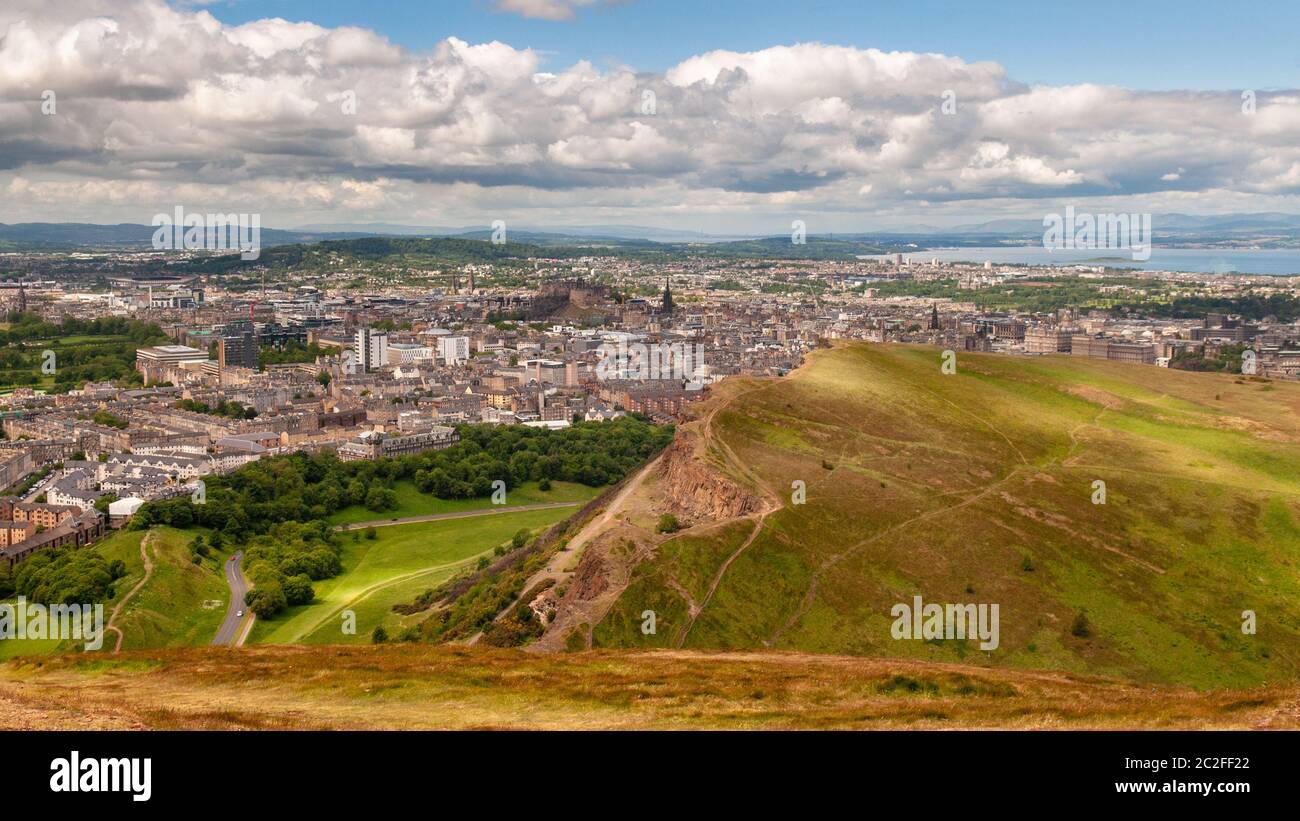 Das Stadtbild von Edinburgh liegt unterhalb von Arthur's Seat und Salisbury Crags im Holyrood Park. Stockfoto