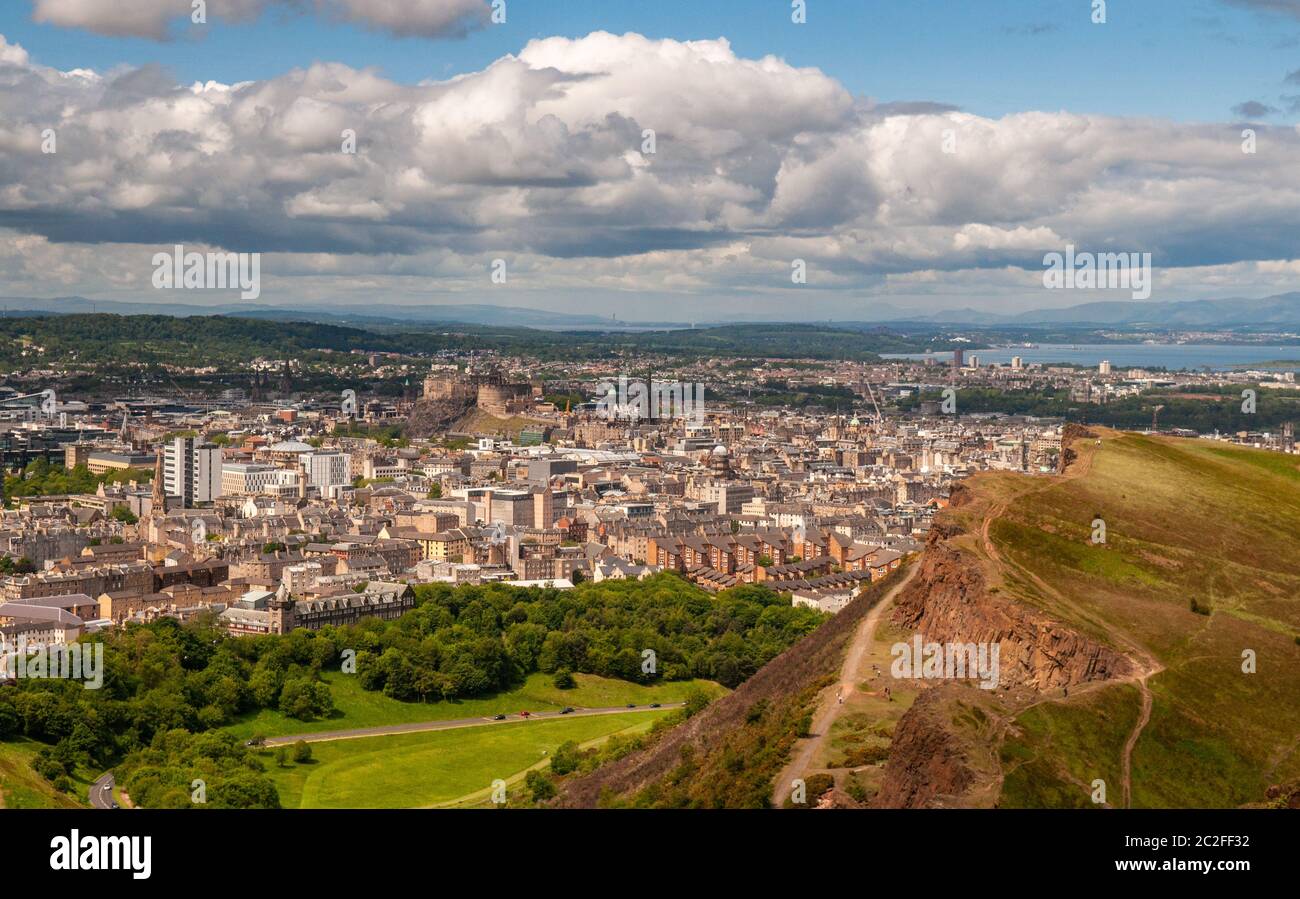 Das Stadtbild von Edinburghs Altstadt und Southside liegt unterhalb von Arthur's Seat und Salisbury Crags im Holyrood Park. Stockfoto