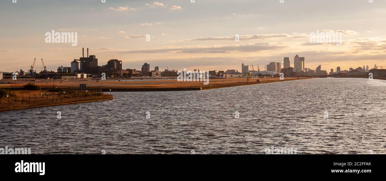 London, England, Großbritannien - 31. Juli 2010: Sonnenuntergang wirft einen Schein über dem Royal Albert Dock und dem London City Airport, mit der Silvertown Tate & Lyle Sugar Ref Stockfoto