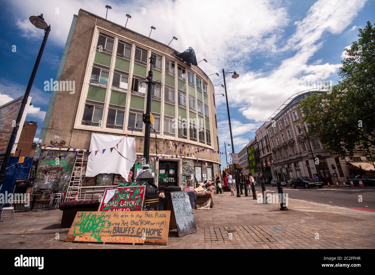 London, England, UK - 4. Juli 2010: Postest-Schilder schmücken ein verderbtes Bürogebäude in der Old Street, einem Viertel, das in i eine schnelle Gentrifizierung durchläuft Stockfoto