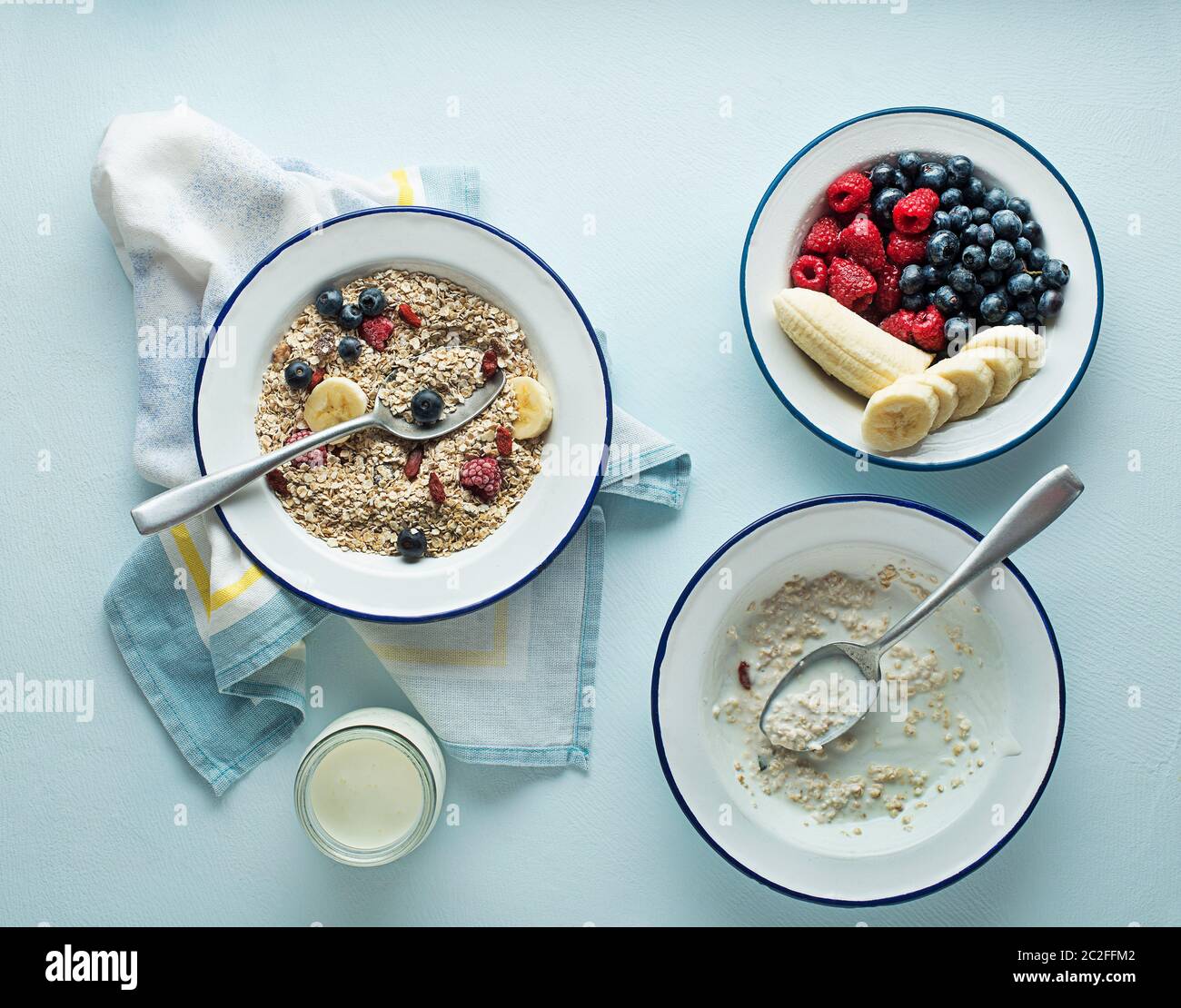 Essen porridge Haferflocken mit Obst, Früchte und Honig. Konzept der gesunden Frühstück, Wohlbefinden, gesunde Ernährung, Diät und Gewichtsverlust Stockfoto