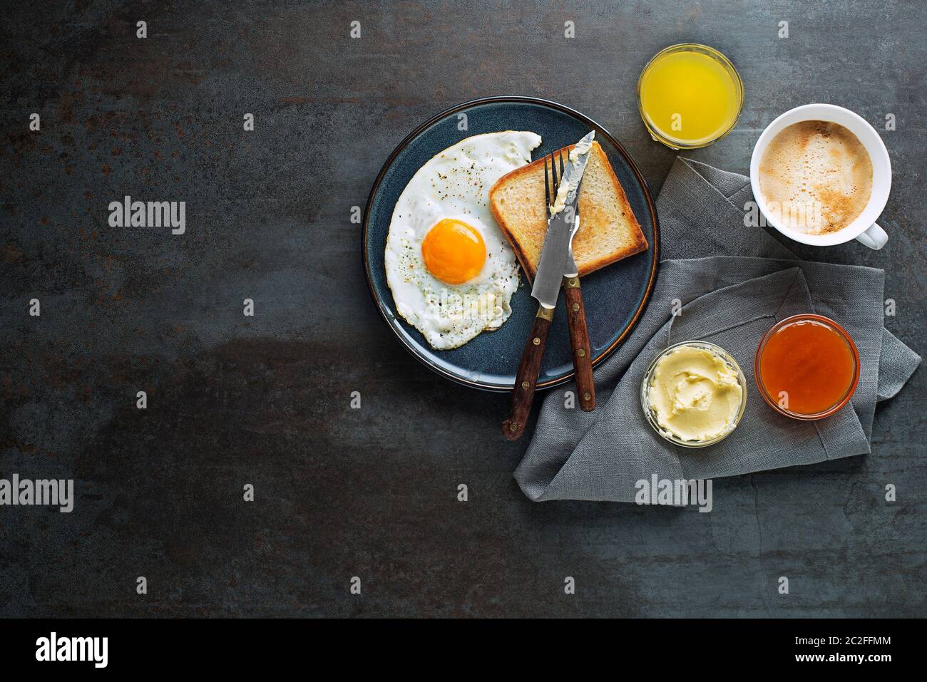 Frühstück serviert mit Spiegelei, Marmelade, Butter, Kaffee und Saft auf dem Tisch. Heathy Frühstück essen Stockfoto