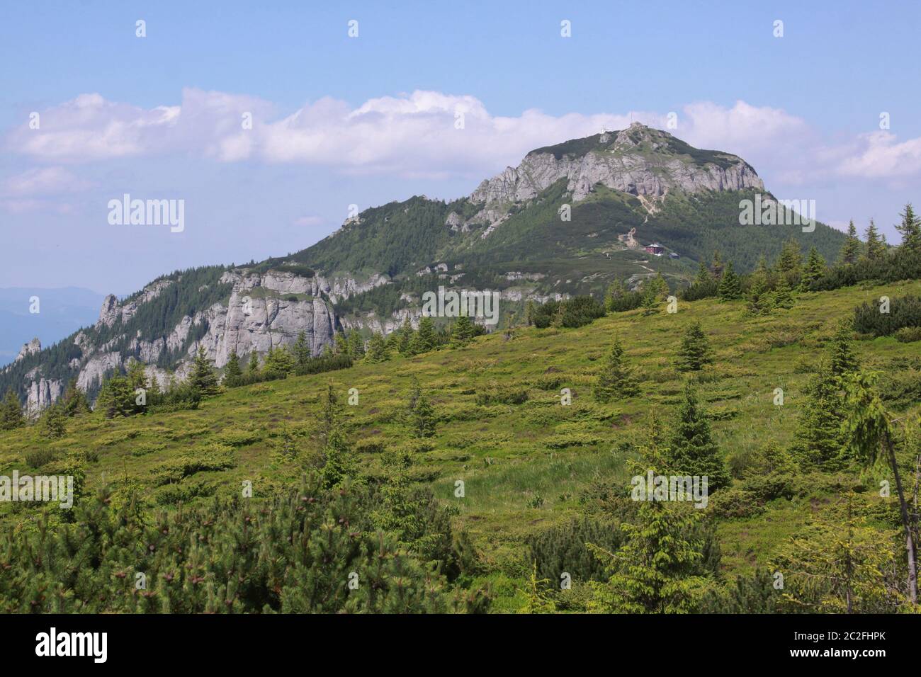 Das Ceahlau-Massiv ist einer der schönsten Berge Rumäniens. Sie würden es ein sehr gutes Wanderziel finden, da es markierte Wanderwege gibt Stockfoto
