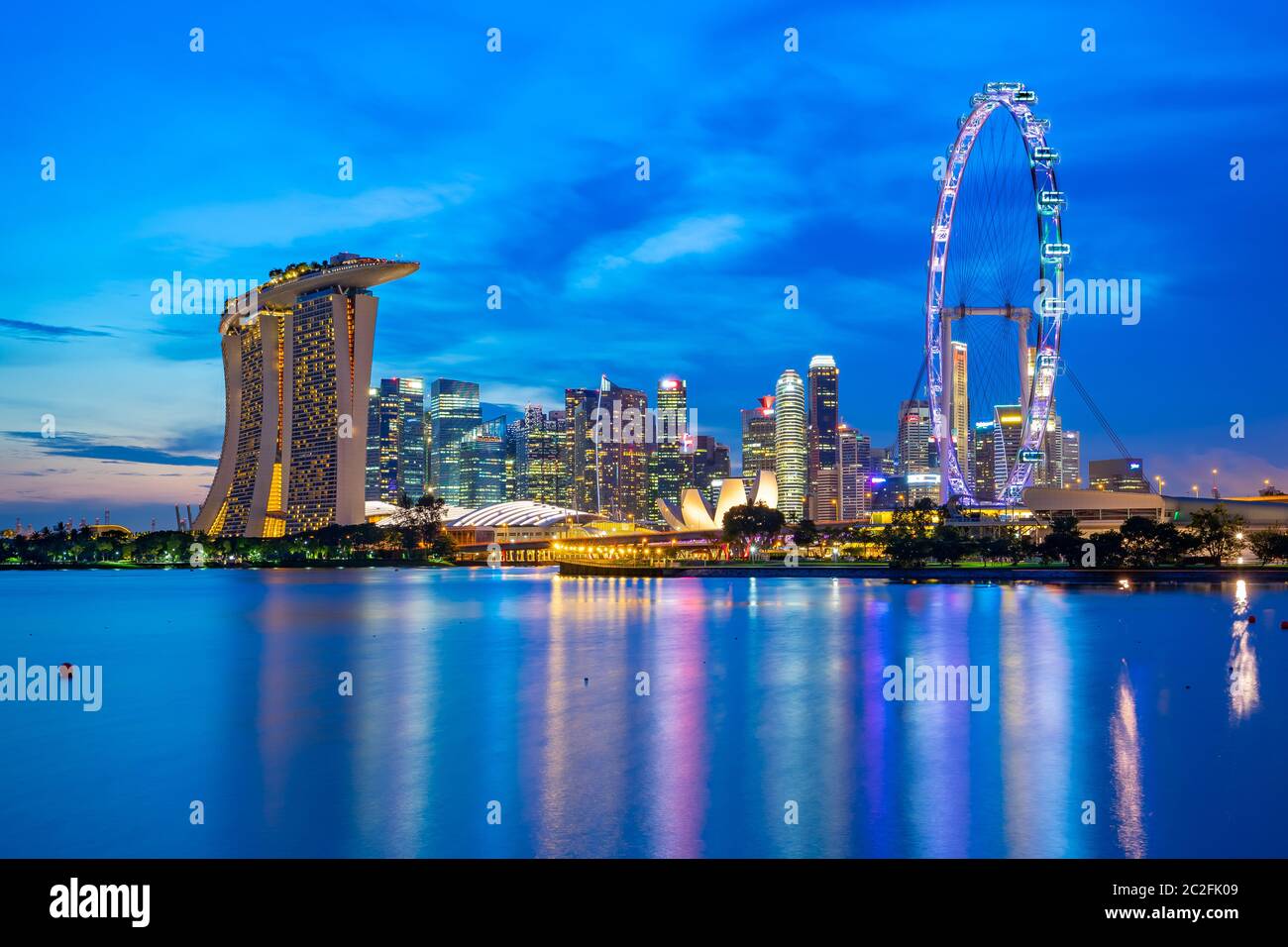 Skyline von Singapur bei Nacht mit Blick auf Marina Bay Stockfoto