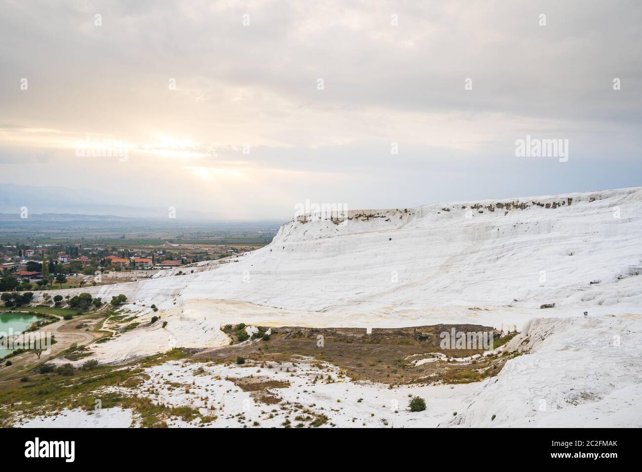 Blick auf Travertin-Terrassen bei Pamukkale in Denizli, Türkei Stockfoto