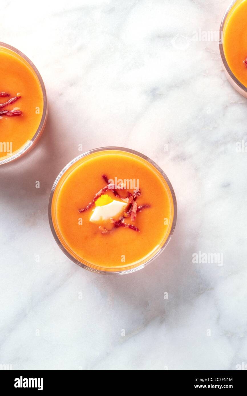 Salmorejo, typisch Spanische kalte Tomate und Brot, Suppe, in Gläsern ...