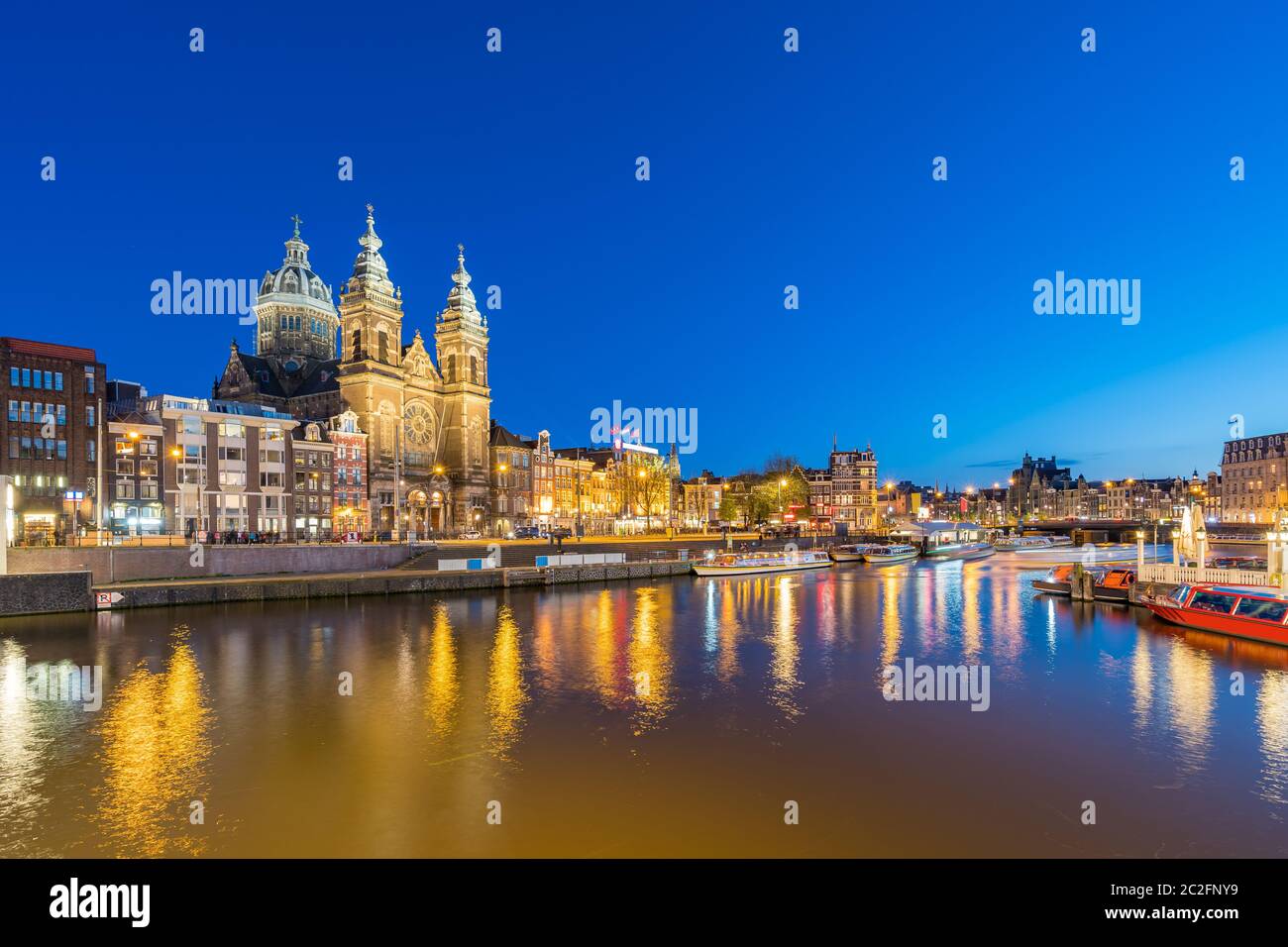 Skyline von Amsterdam mit Wahrzeichen Gebäude und Kanal in Amsterdam City, Niederlande Stockfoto