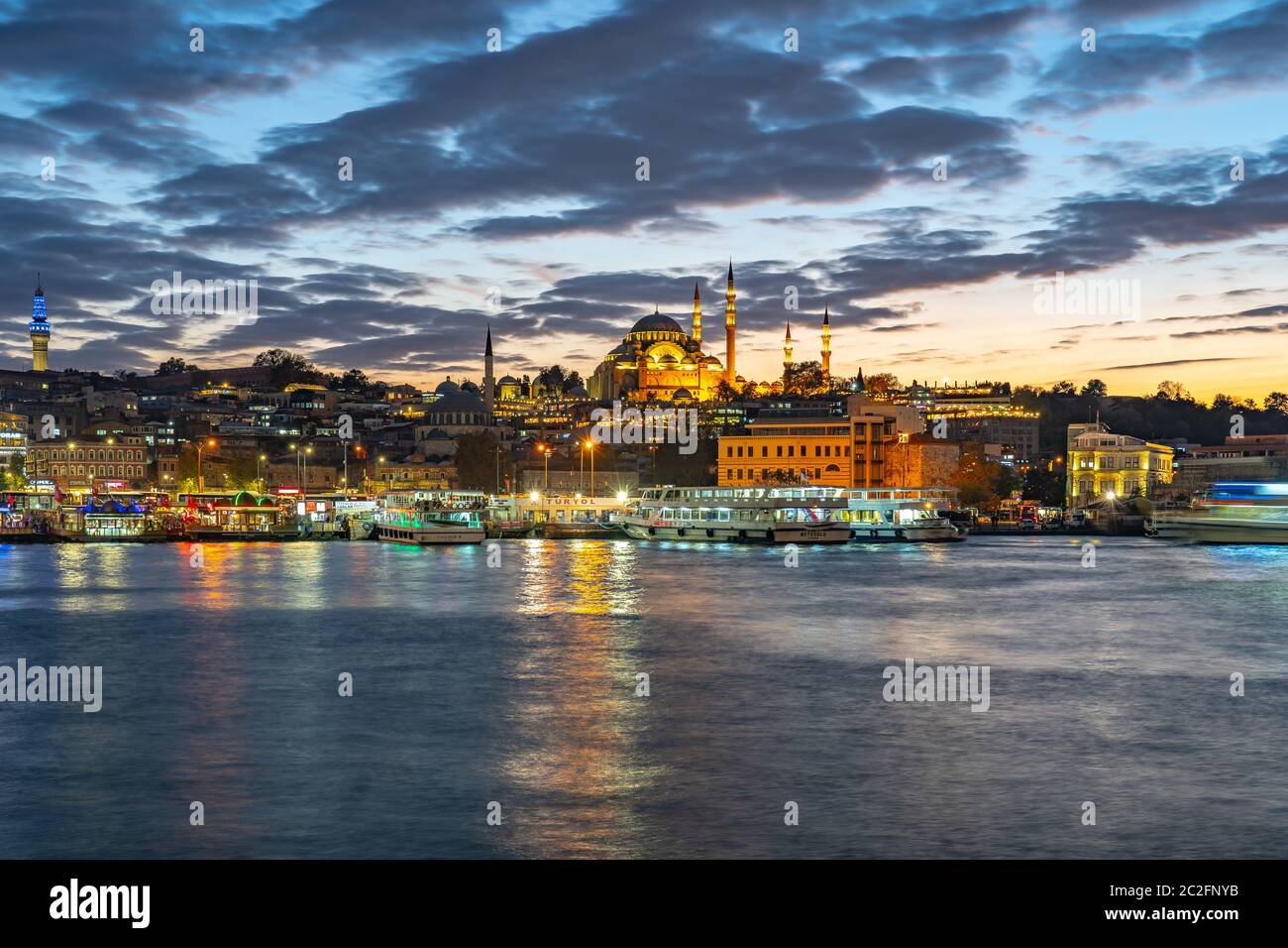 Blick in die Dämmerung auf den Hafen von Istanbul in Istanbul, Türkei Stockfoto