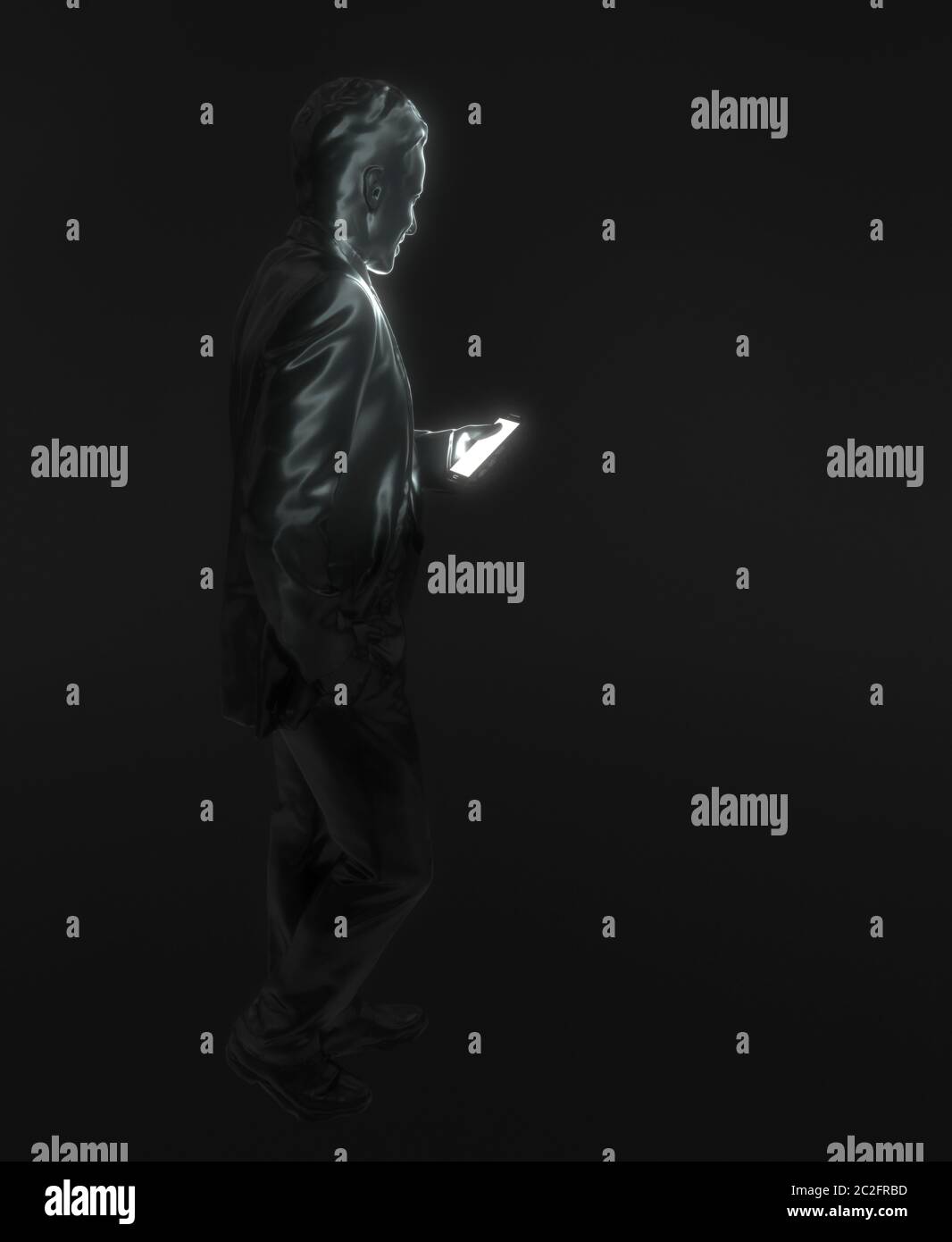 Die Figur des Menschen hält ein Smartphone in der Hand. Eine schwarze Statue eines Mannes auf schwarzem Hintergrund sieht auf den hellen Bildschirm eines Mobiltelefons. Moderne Ausstattung Stockfoto