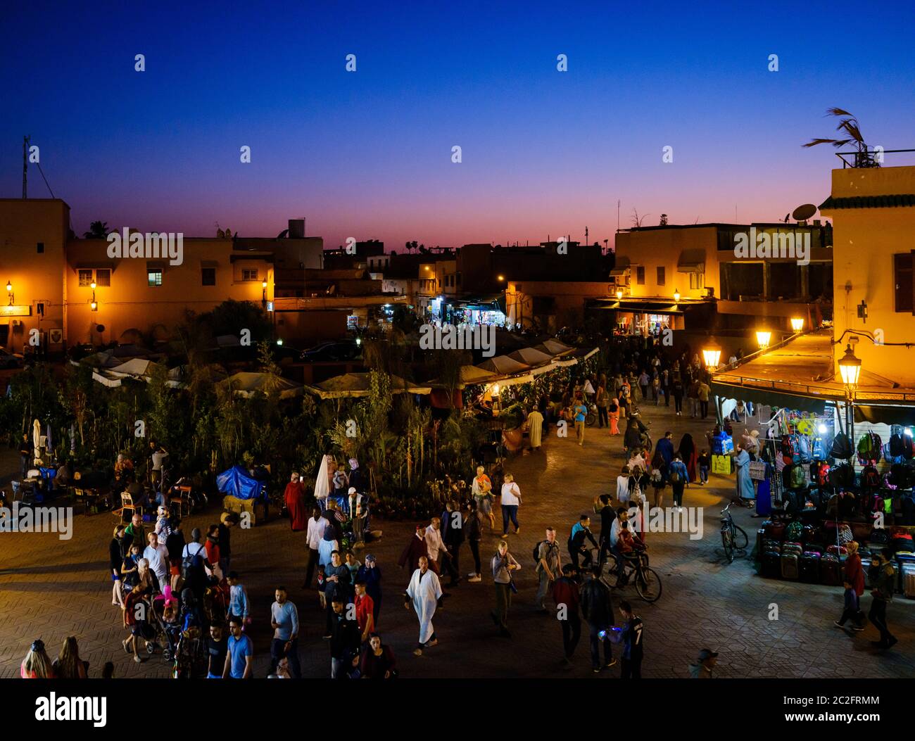 MARRAKESCH, MAROKKO - CA. APRIL 2018: Blick auf den Platz Jemaa el-Fnaa, nachts in Marrakesch Stockfoto