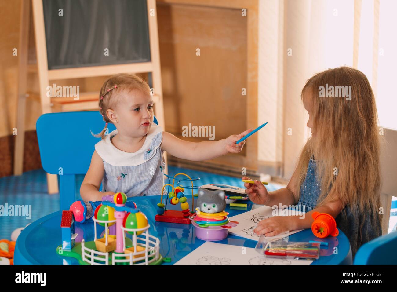 Kinder spielen im Zimmer. Entwicklung und soziales Lernens. Kinderprojekt im Kindergarten. Stockfoto