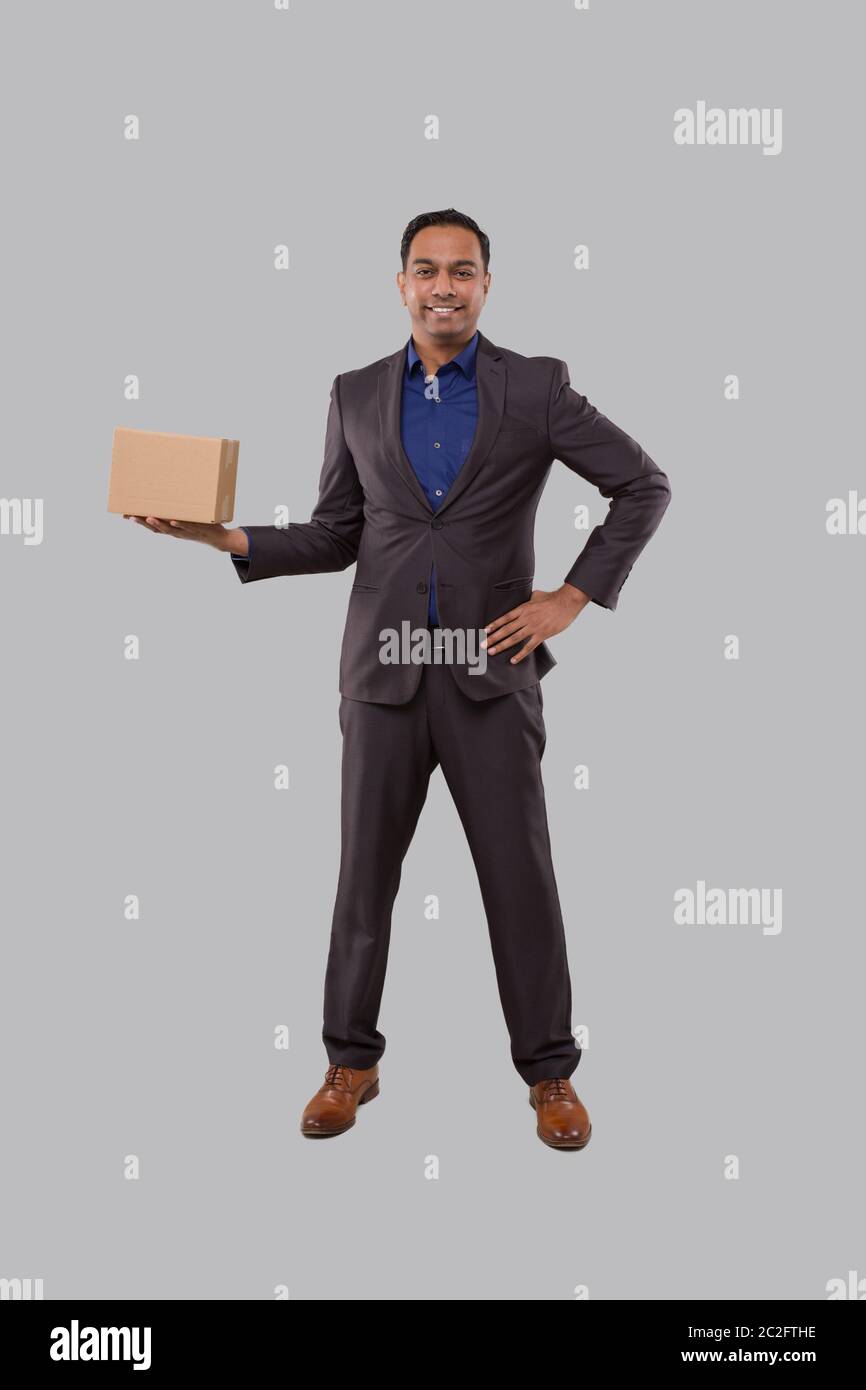Geschäftsmann Holding Karton Box in den Händen. Indischer Geschäftsmann mit Parzelle in den Händen. Stockfoto