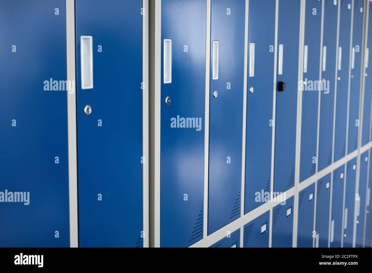 Nahaufnahme von blauen Schließfächern in einer Reihe für individuelle Lagerung und Privatsphäre in Umkleidekabinen Stockfoto