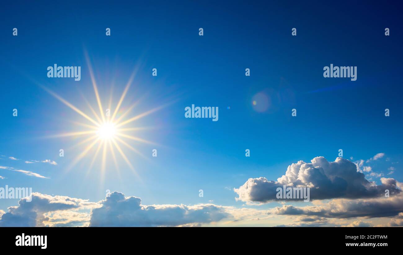 Sommer Hintergrund, wunderschönen blauen Himmel mit Sonne Stockfoto