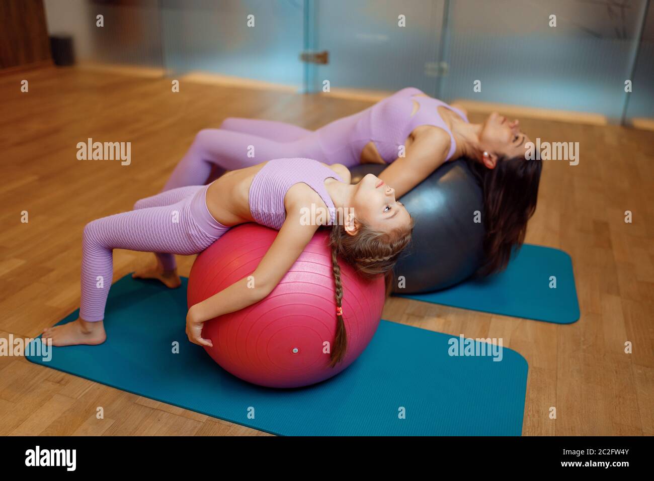 Mutter und Tochter im Fitnessstudio, Pilates Übung auf Bälle Stockfoto