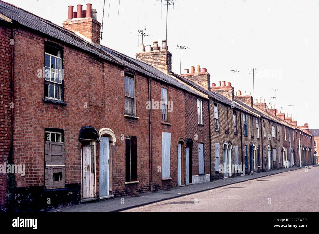 Verödselte Häuser in der Great Russell Street, Northampton im Jahr 1974. Stockfoto