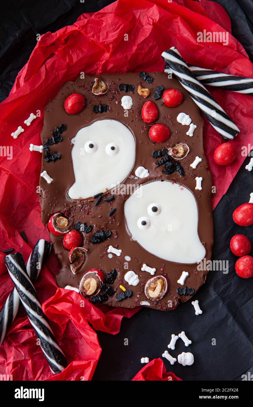 Beängstigend hausgemachte Schokolade Rinde für ein Happy Halloween Stockfoto