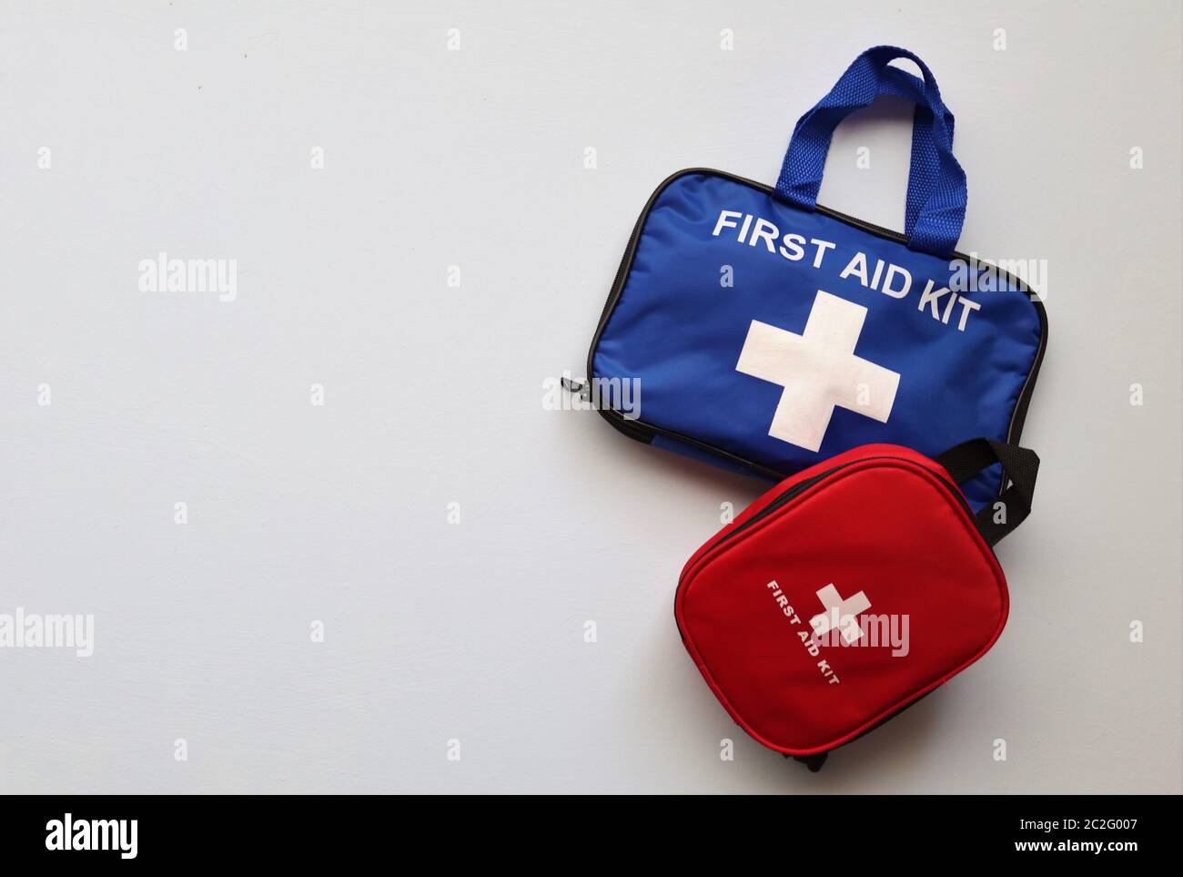 Der Kauf eines leeren Verbandskastens, Schranks, einer Tasche oder eines Rucksacks ist eine großartige Möglichkeit, Verbandskasten an Ihre speziellen Anforderungen anzupassen. Stockfoto