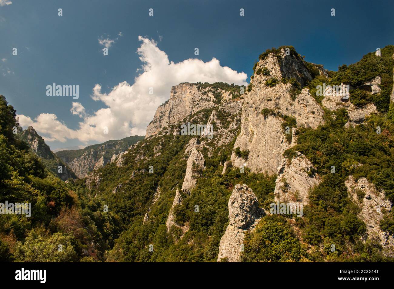 Atemberaubende Aussicht auf ein Tal, umgeben von Bergen Stockfoto