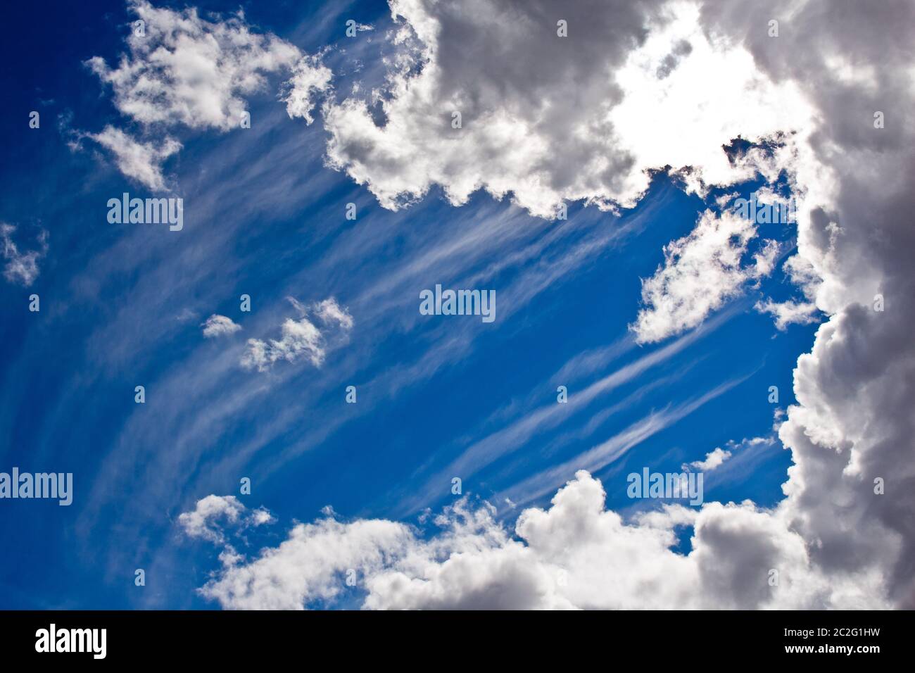 Blauer Himmel und wunderschöne Wolkenformationen. Stockfoto