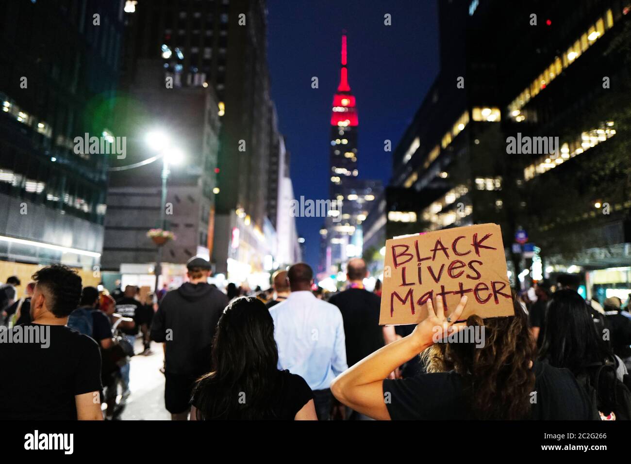 Demonstranten, die gegen den Tod von George Floyd protestieren, marschieren in Midtown Manhattan in New York Stockfoto